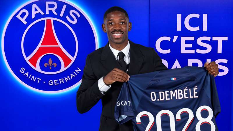 Ousmane Dembélé nosi koszulkę Paris Saint-Germain z numerem 10